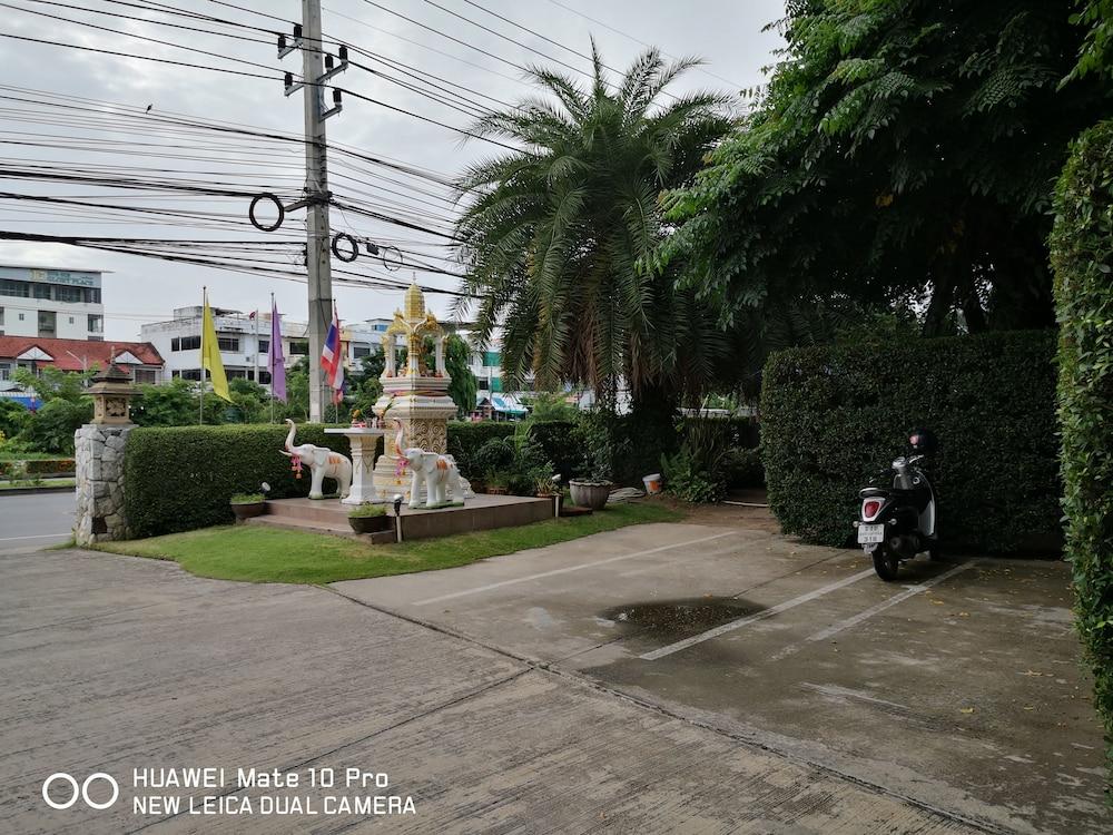 Baan Suksiri Hotel HHQ Buitenkant foto